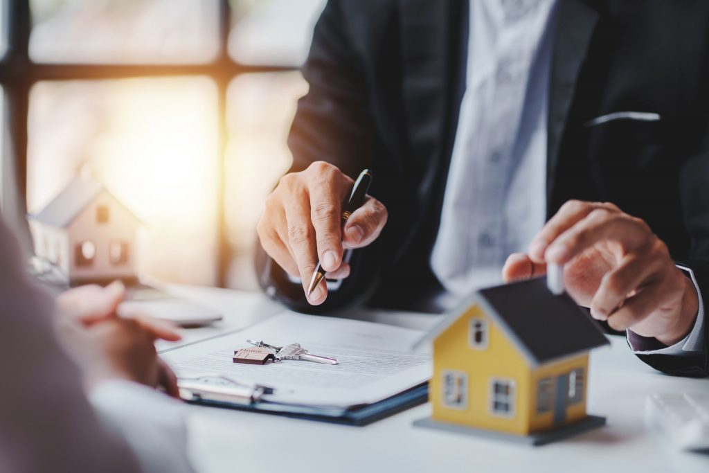 Am Schreibtisch eines Immobilienmaklers