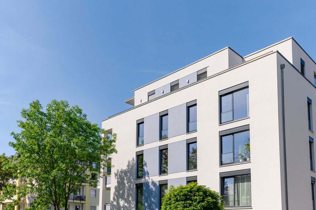 Modernes Mehrfamilienhaus mit klarer Architektur